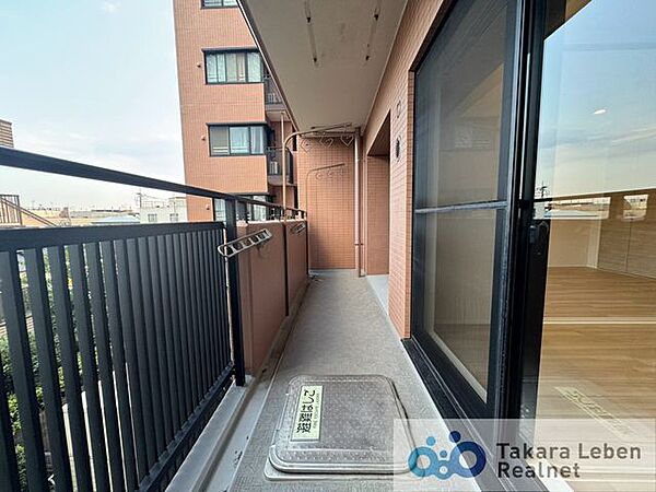 爽やかな風が吹き、思わずお部屋の外へ出たくなる、そんなバルコニーです。心地良さに包まれ、日々の暮らしをより鮮やかに彩ります。