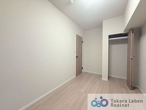 約5.0帖の洋室です。在宅ワークや趣味の部屋としても使いやすい空間です。