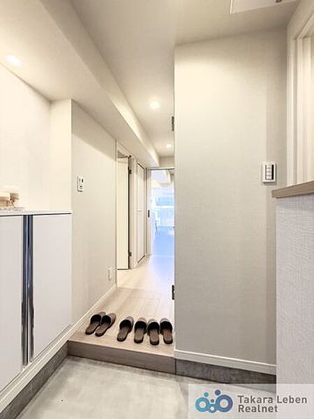 訪れる方を優しくお出迎えする落ち着いた玄関。毎日の外出や帰宅の際にも気持ちを落ち着かせてくれる空間になりそう。