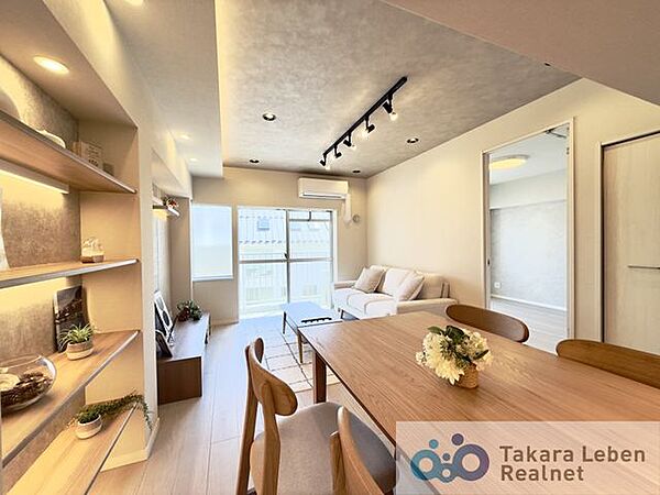 家族だけのプライベートタイムを心地よく過ごせるリビング空間。住まう方のライフスタイルを尊重し、オンリーワンの空間を創り出します。