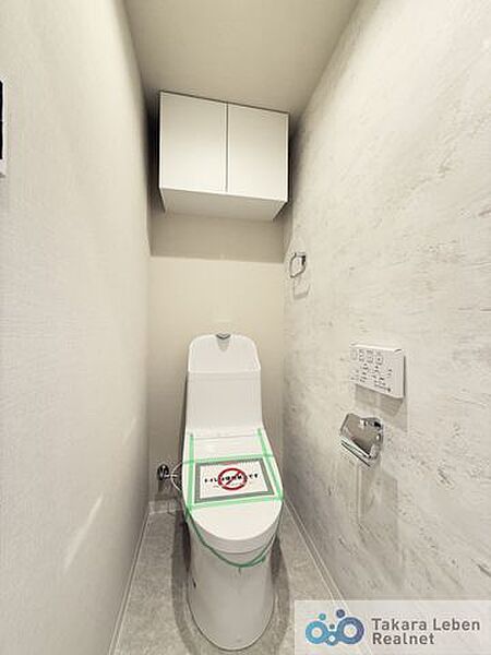 ウォシュレット機能付きのトイレは壁掛けリモコンの上位グレードを採用。便座がスッキリした印象となり、限られた空間を広く見せる効果があります。