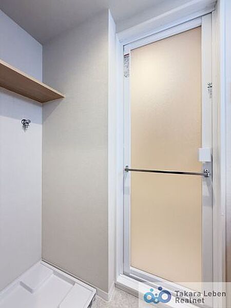 明るくすっきりとした印象の洗面脱衣所。洗濯機置場も確保されており、家事動線がスムーズなのも嬉しいポイントです。