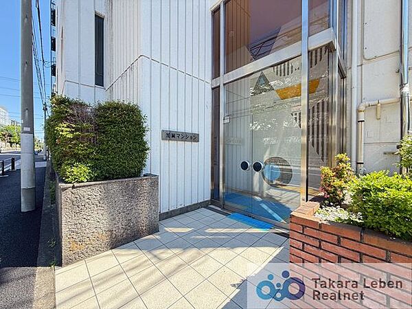 マンションエントランスです。落ち着いた温かみのある色調で、住む人をやさしく迎えてくれます。