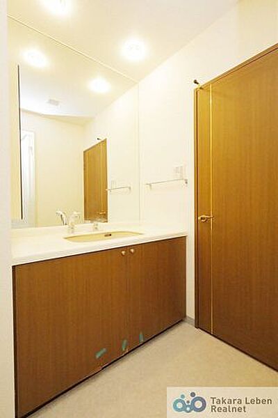 気持ちの良い朝はキレイな洗面所から♪鏡裏の独立洗面台は収納力豊富でモノが出がちな洗面所もスッキリ片付きます。