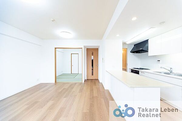 隣接する和室の引き戸を開けて、広いリビングとしての使用もできます！目の届く洋室はお子様のお昼寝・遊びスペースとしても良いですね♪