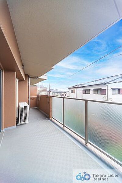 使いやすいワイドバルコニーで洗濯物もたくさん干すことができます。陽当りも良好なので、お洗濯物が早く乾きそうです。