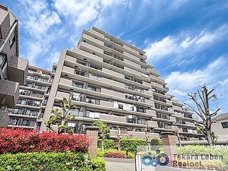 南側に荒川が広がる日当り良い開放感のある佇まい。総戸数129戸11階建の大規模レジデンス。ペット飼育が可能です。