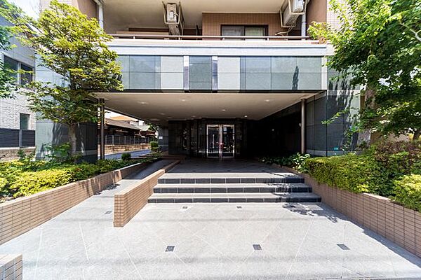 エントランス周りは植栽を配し、綺麗に管理されております。毎日のお出かけを気持ち良く後押ししてくれますね。