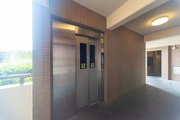 お買い物でたくさんの荷物を持っている時や、仕事でクタクタに疲れている時など、階段で1段ずつ上がるのは大変。そんな時にも便利なエレベーター付きの物件です。