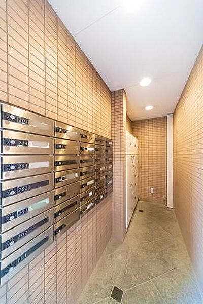不在時の荷物の受け取りに便利な宅配ボックス。再配達依頼時の休日の時間の拘束から解放されます。メールボックスコーナーも綺麗に整えられております。