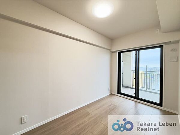 約5.1帖の洋室です。