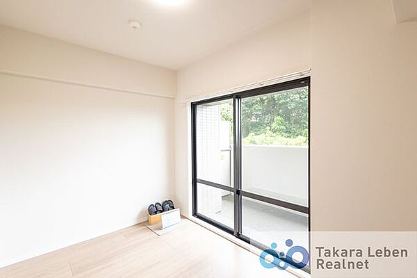 南側バルコニーに面した明るく開放感のあるお部屋。お布団を干す際にも便利で主寝室としてもお使いいただけます。