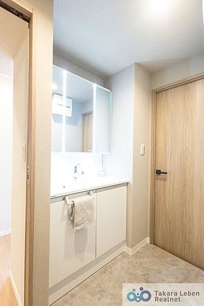 洗面室は朝を快適にさせてくれる大切な空間です。バタバタしている忙しい朝でも収納が多い洗面台では短時間で効率良く支度ができます。