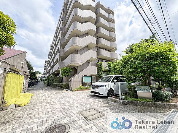 エントランス周りは植栽を配し、綺麗に管理されております。