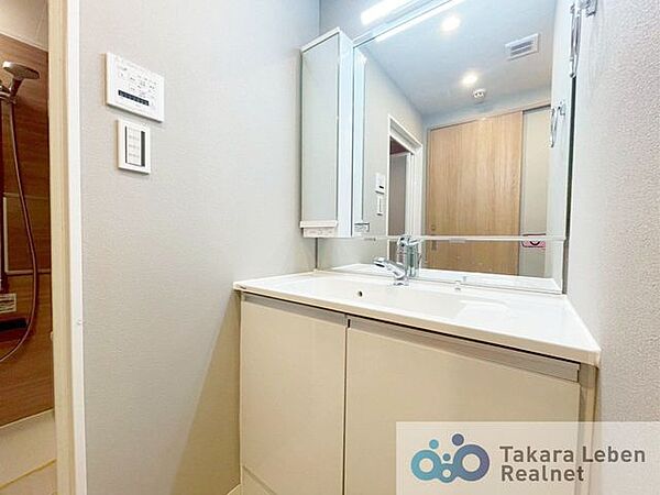気持ちの良い朝はキレイな洗面所から。鏡裏の収納でモノが出がちな洗面所もスッキリ片付きます。