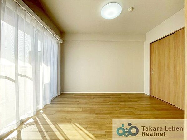 洋室約6帖：開口部が広くたくさんの陽を取り入れます。窓を開ければ気持ちよい風が舞い込んできます。