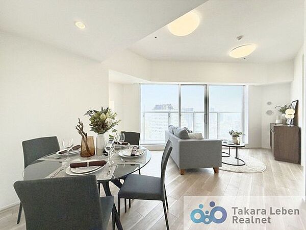明るく開放的な空間が広がるLDK。室内には豊かな陽光が注ぎ込み、爽やかな住空間を演出。