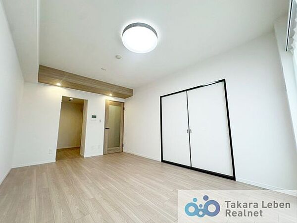 シンプルで心地良いリビング。プライベートタイムの満足感を大きく高められる空間です。