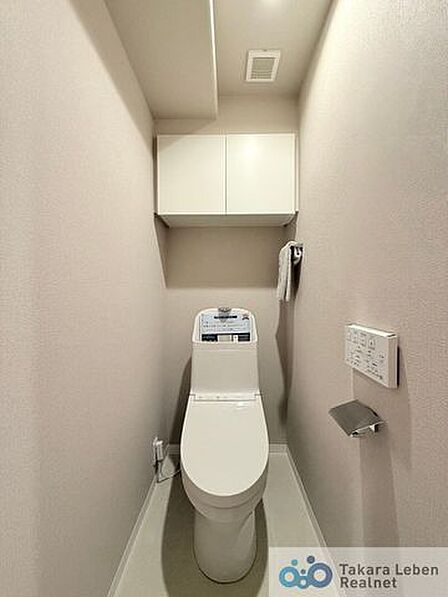 トイレットペーパーホルダーとタオル掛けは標準で実装してます。上部に吊戸棚があり、収納場所に困りません。