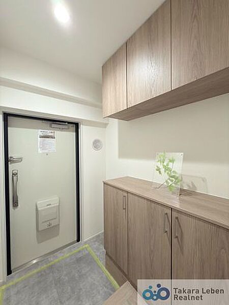 落ち着いた雰囲気の玄関は大切なお客様を迎えるのに最適です。毎日の外出や帰宅の際にも気持ちを落ち着かせてくれる空間になりそうですね。