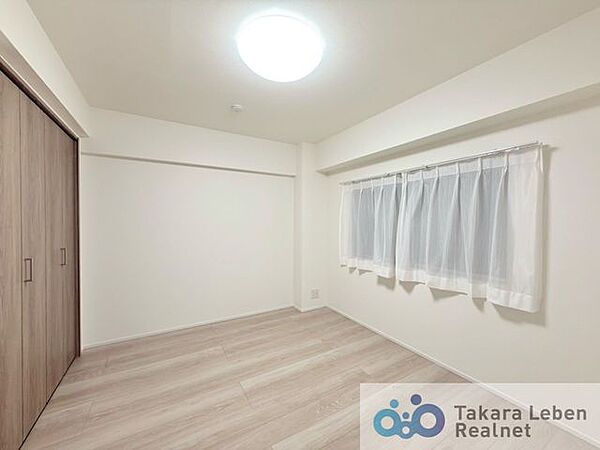約5.7帖の洋室です。お子さまのお部屋や、集中して作業をする際のお部屋など、様々な用途での使用が期待できます。