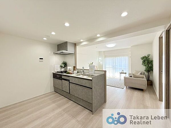 家族が集まる場所だからこそ、採光と通風を確保した心地よいリビングとなっております。自然と家族皆が揃い、笑顔が溢れる場となりそうです。