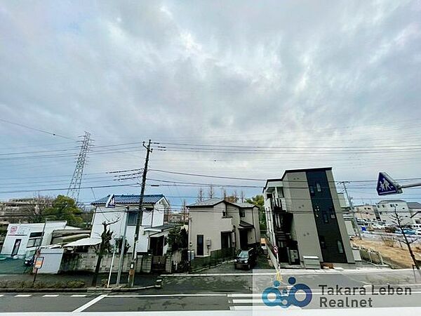 住戸からの眺望。遮るものがなく開放的な景色が広がります。心地の良い風と柔らかい採光をお部屋に取り込んでくれ、日々の生活がより豊かになります。