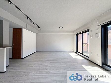 家族だけのプライベートタイムを心地よく過ごせる、約16.2帖のリビング空間。住まう方のライフスタイルを尊重し、オンリーワンの空間を創り出します。