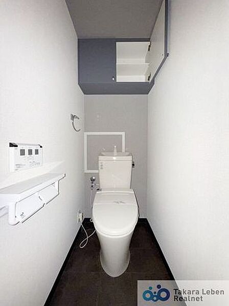 ウォシュレット機能付きのトイレは壁掛けリモコンの上位グレードを採用。便座がスッキリした印象となり、限られた空間を広く見せる効果があります。