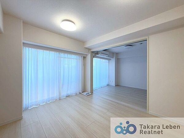 家族が集まる場所だからこそ、採光と通風を確保した心地よいリビングとなっております。自然と家族皆が揃い、笑顔が溢れる場となりそうです。