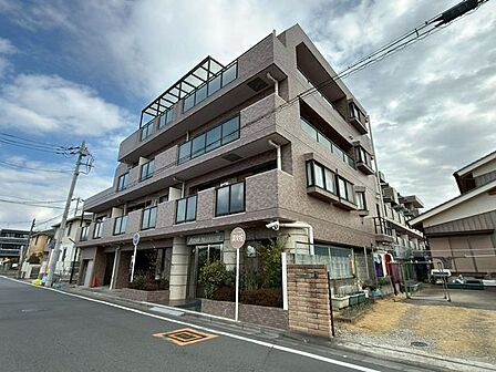 JR埼京線「戸田」駅から徒歩約11分。エントランス付近には、樹木と四季折々の花が施され、管理体制良好です。