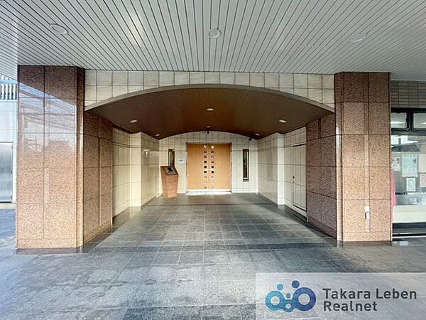 マンションエントランスです。落ち着いた温かみのある色調で、住む人をやさしく迎えてくれます。広々とした高級感溢れるエントランスが、ワンランク上の生活をお約束致します。