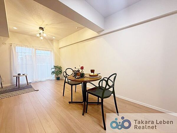 家族が集まる場所だからこそ、採光と通風を確保した心地よいリビングとなっております。自然と家族皆が揃い、笑顔が溢れる場となりそうです。