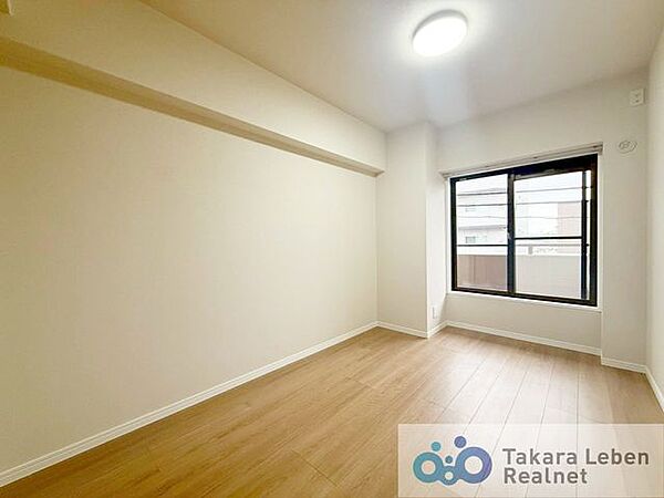 洋室5.9帖。寝室は一日の疲れを癒す休息の場所。適度な採光と通風を確保する事で心地よい空間が生まれ、明日への活力とつながっていきます。