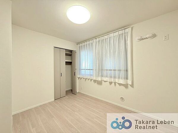 約5.6帖の洋室です。お子様が成長した後も独立した空間として利用可能です。