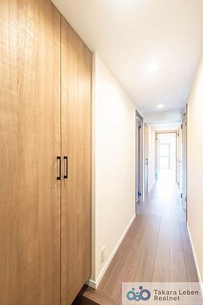 落ち着いた雰囲気の玄関は大切なお客様を迎えるのに最適です。毎日の外出や帰宅の際にも気持ちを落ち着かせてくれる空間になりそうですね。