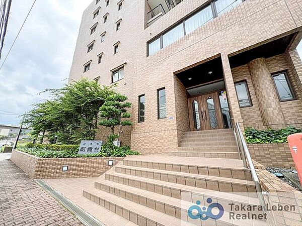 マンションエントランスです。落ち着いた温かみのある色調で、住む人をやさしく迎えてくれます。