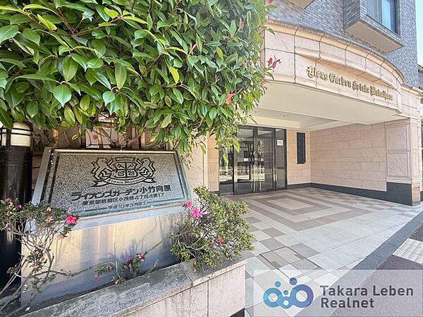 マンションエントランスです。落ち着いた温かみのある色調で、住む人をやさしく迎えてくれます。