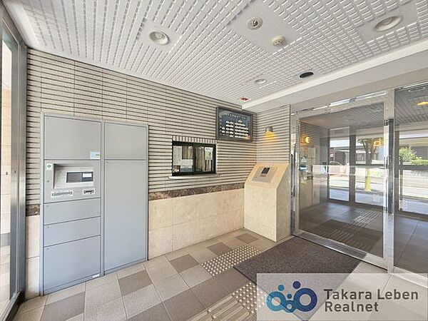 エントランスは来訪者も通るマンションの「顔」です。品格を高めてくれるよう、温かみを残しながらもスタイリッシュで高級感を感じさせる空間になっております。
