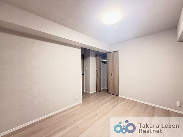 約6.5帖の洋室です。