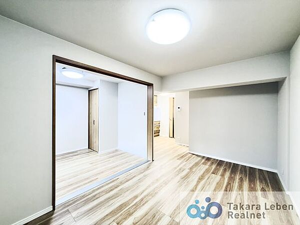 家族だけのプライベートタイムを心地よく過ごせるリビング空間。住まう方のライフスタイルを尊重し、オンリーワンの空間を創り出します。
