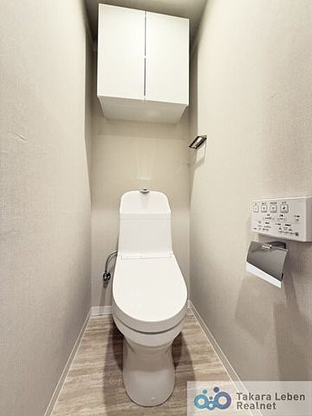 ウォシュレット機能付きのトイレは壁掛けリモコンの上位グレードを採用。便座がスッキリした印象となり、限られた空間を広く見せる効果があります。