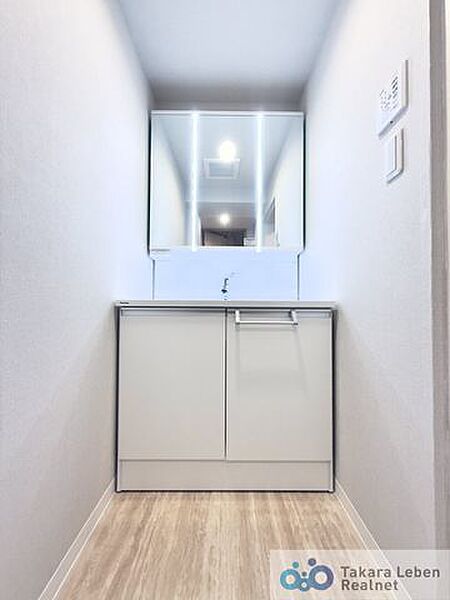 シンプルで明るい洗面脱衣所は、どなたでも使いやすい設計。身支度から洗濯まで、日々の生活をサポートします。
