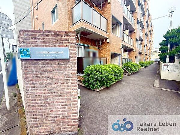 マンション入り口マンションエントランスです。落ち着いた温かみのある色調で、住む人をやさしく迎えてくれます。