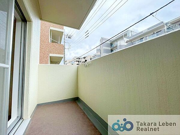 南側バルコニー。爽やかな風が吹き、採光にも恵まれてますので思わずお部屋の外へ出たくなる、そんなバルコニーです。心地良さに包まれ、日々の暮らしをより鮮やかに彩ります。
