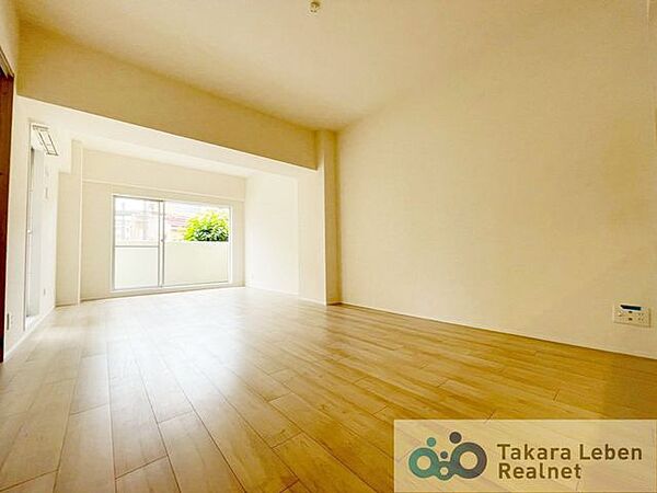 家族が集まる場所だからこそ、採光と通風を確保した心地よいリビングとなっております。自然と家族皆が揃い、笑顔が溢れる場となりそうです。