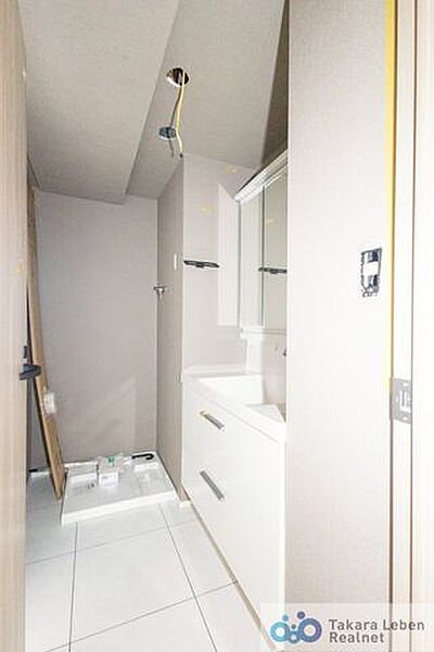 明るくすっきりとした印象の洗面脱衣所。洗濯機置場も確保されており、家事動線がスムーズなのも嬉しいポイントです。