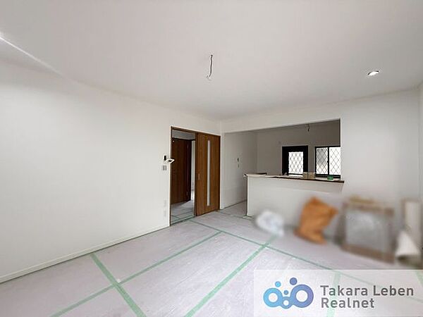 キッチンからリビング全体を見渡すことができます。各居室では独立性を保ちながらも、リビングでは家族が一緒に寛げる空間に。お子様が成長した後も、大切な時間をお過ごしいただけますね。