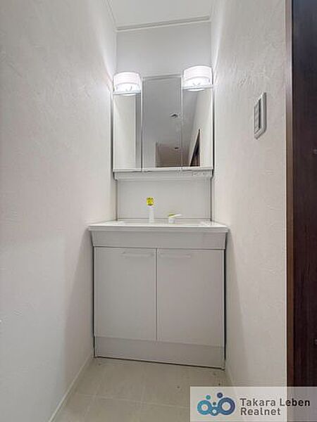 洗面室は朝を快適にさせてくれる大切な空間です。バタバタしている忙しい朝でも収納が多い洗面台では短時間で効率良く支度ができます。