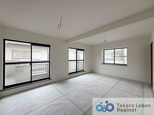 家族が集まる場所だからこそ、採光と通風を確保した心地よいリビングとなっております。自然と家族皆が揃い、笑顔が溢れる場となりそうです。